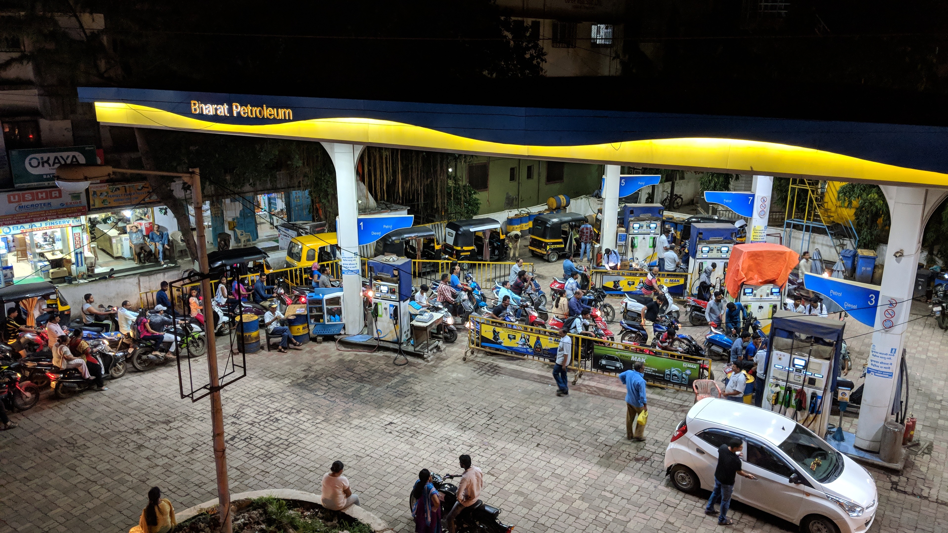 Photo of a long line for gas at a station in India. 